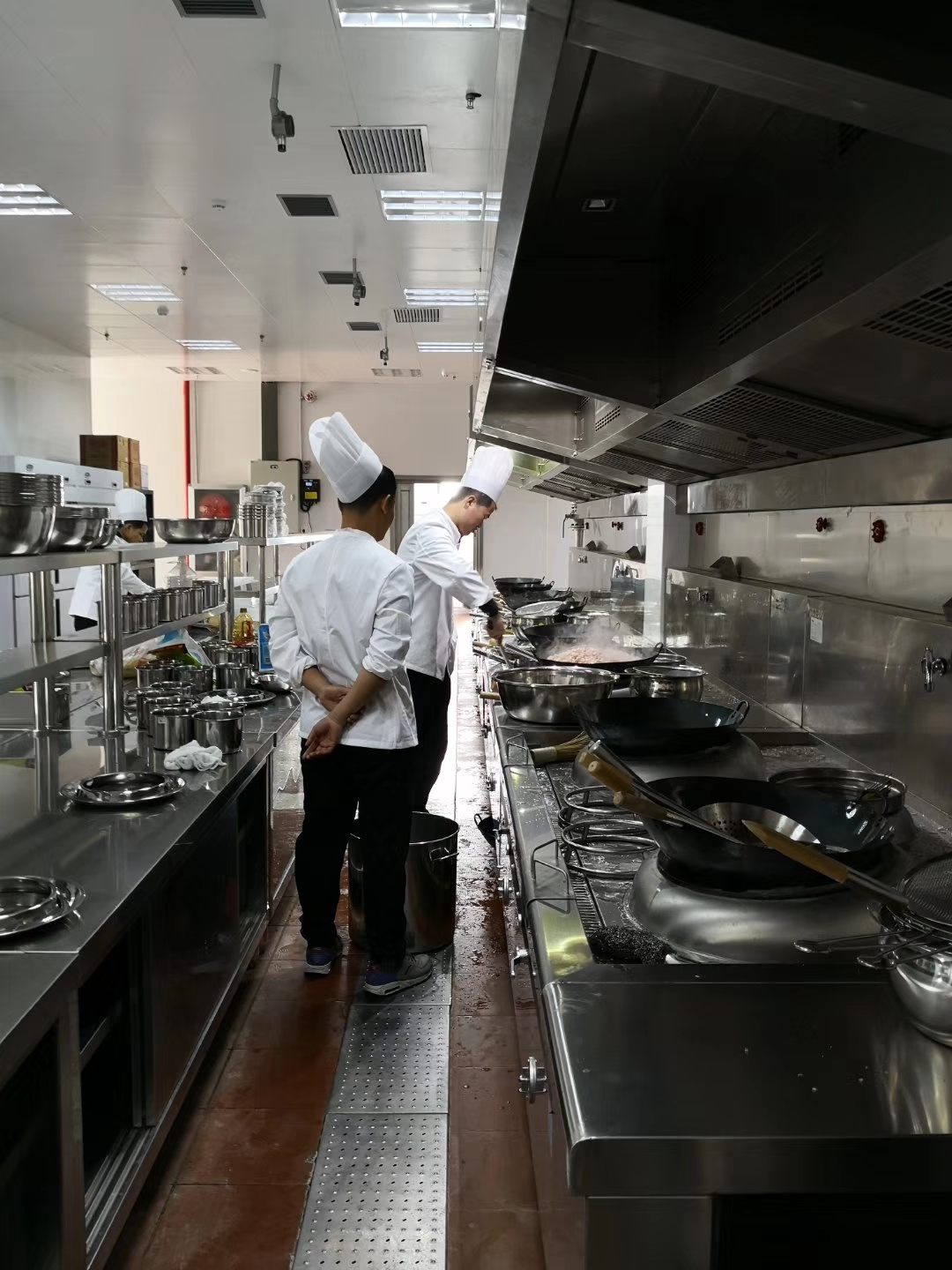 【进博视图】进博会客流增加多少,场馆里的餐饮后厨心里有数