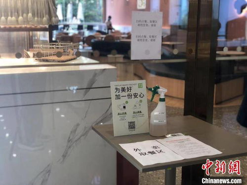 深圳暂停堂食餐饮服务区域现场 顾客鲜有 外卖骑手等候取餐